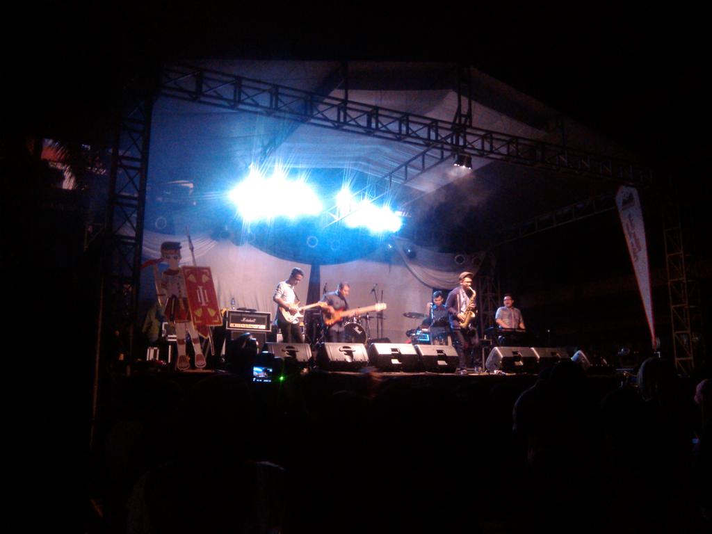 Ini nih band keren yang manggung di @Index_HMTI2014 ada <a href="/ins_inspiration/">Sound Of Inspiration</a> kereeeeen ngetz Muda Mudi!!