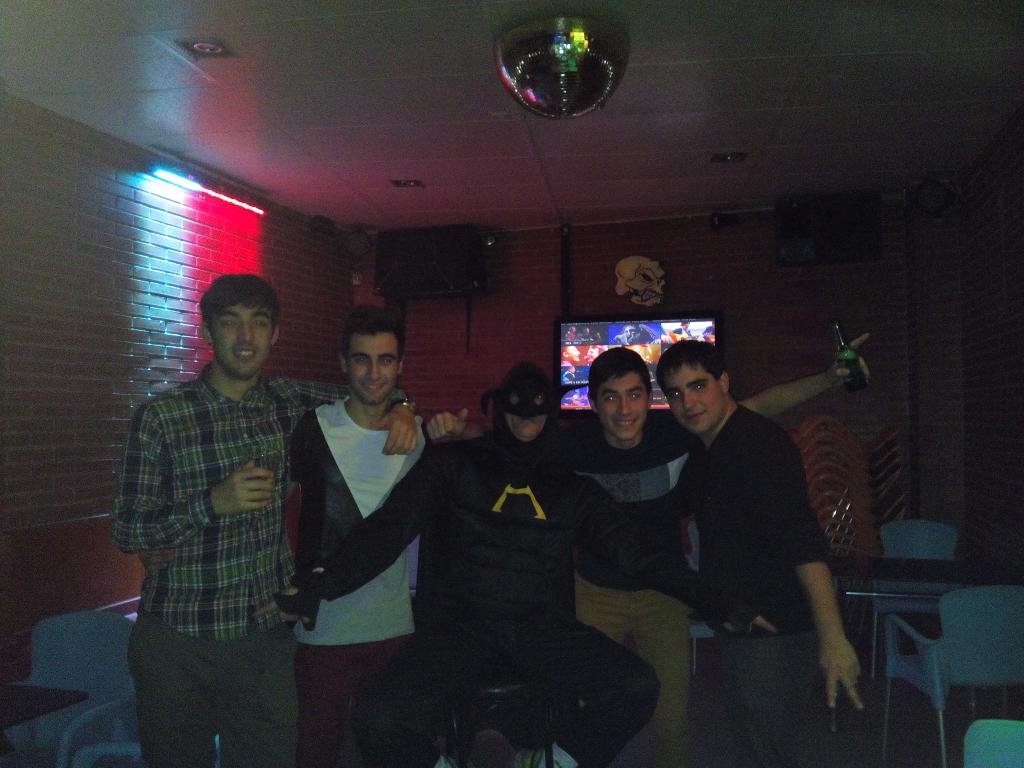 ale_rojillo's tweet photo. Muchas gracias a batman por su visita de ayer...@kuku_city @mariopascual18 @julenloizaga @AnaMariaG_04 @harrypoker94 http://t.co/LL3tZSWPOQ