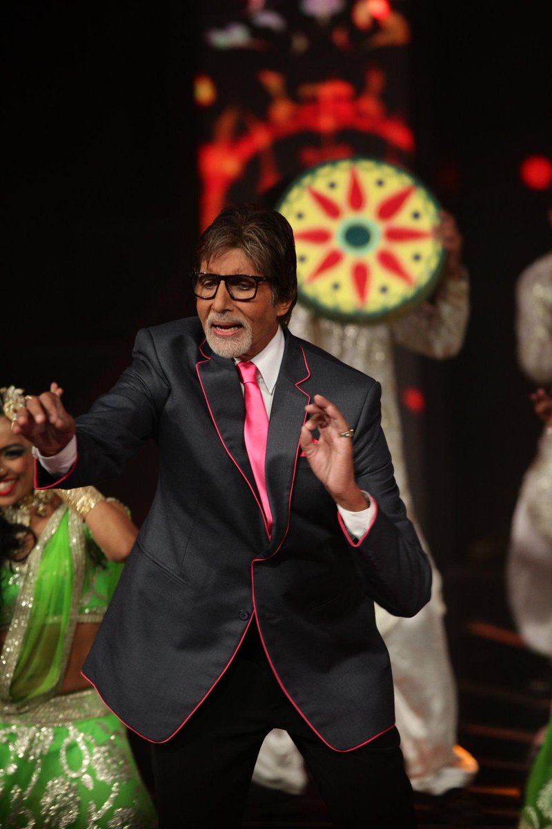 babubasu's tweet photo. At 8 pm tonight @SonyTV , fun and games for part 1 of the grand finale of #KBC8 with @SrBachchan in his element http://t.co/TnRnKAhEXJ