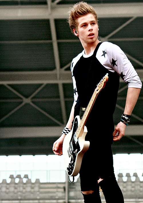 lomlzjmalik's tweet photo. I'm gonna tweet 40 photos of 5sos if each gets 10 retweets that means +400 votes 21/40 #vote5sos http://t.co/w7jsrxz3Ep