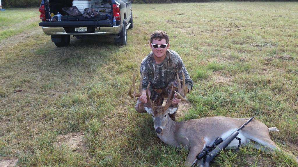 SmoothHandLuke's tweet photo. @SoTrophyHntrs killed this 14 point buck for my first deer http://t.co/SubNDRcWsr
