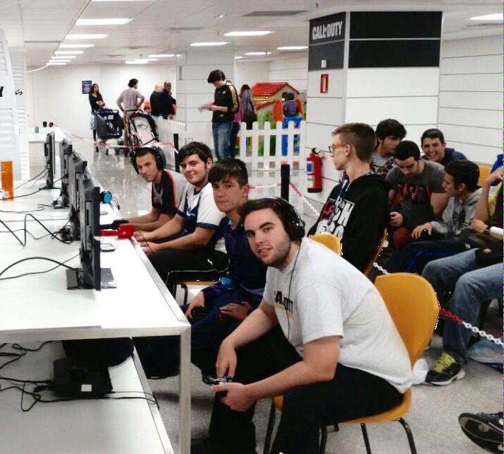 Biri87's tweet photo. Aquí una foto del los Top 1 en la @CordobaLAN ! @elFranZz  @Biri87  @AntidhoZ @JoSeMaaxD @RevengeClubEs http://t.co/NDcHIUWHNI