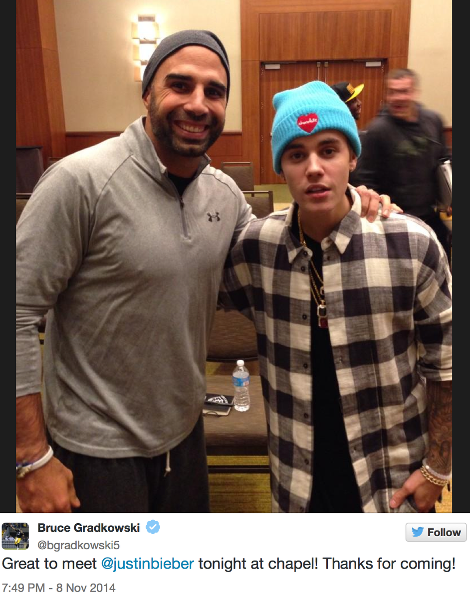 BestNFLSite's tweet photo. Justin Bieber joined the Steelers for Bible study. This will somehow make them lose to Jets. http://t.co/xRE0UzLLp9 http://t.co/BR74D3XVW4