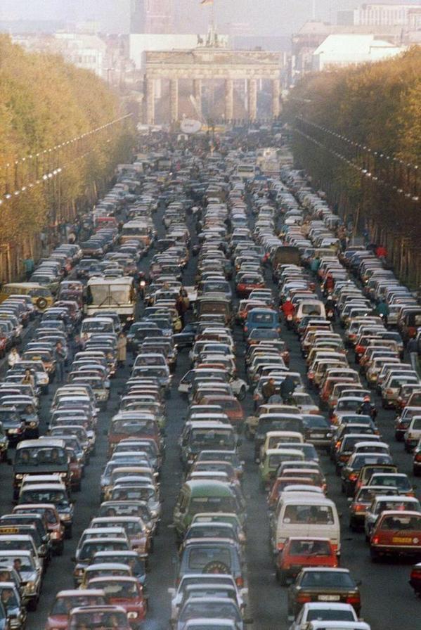 CoinWuTang's tweet photo. Atasco en la puerta de Brandenburgo, para entrar a la Alemania Occidental. 1989. http://t.co/r7BaP9nKmk