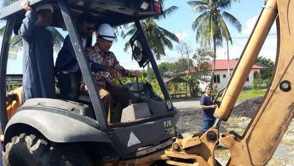 drbadrulamin's tweet photo. Jln ke Ptrajaya.. #RTPJ.. "@anwaribrahim: Jalan ke Roma haha "@Agoung_S93: Hahahahah DS nak buat jalan kemana itu? http://t.co/d2dwgxJzVh""