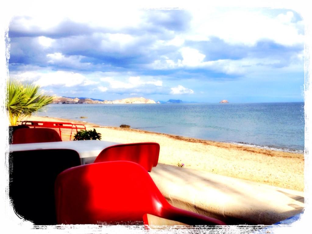 goyepes's tweet photo. Aún quedan días buenos para disfrutar de una rica paella a orillas del mar.. @LourdesJodar #playa #murcia 🌞 http://t.co/ocMUj7Pvuz
