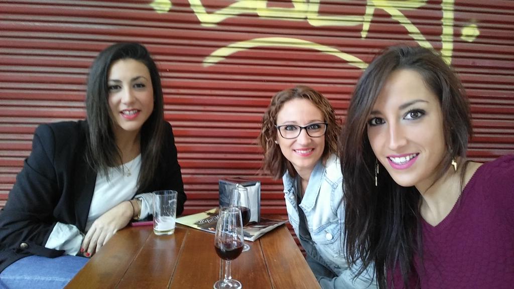 mapralu's tweet photo. De sevillanas maneras @Marikilla85M @DeLaura86 #flipinginthemorning http://t.co/kLNipLIAW7