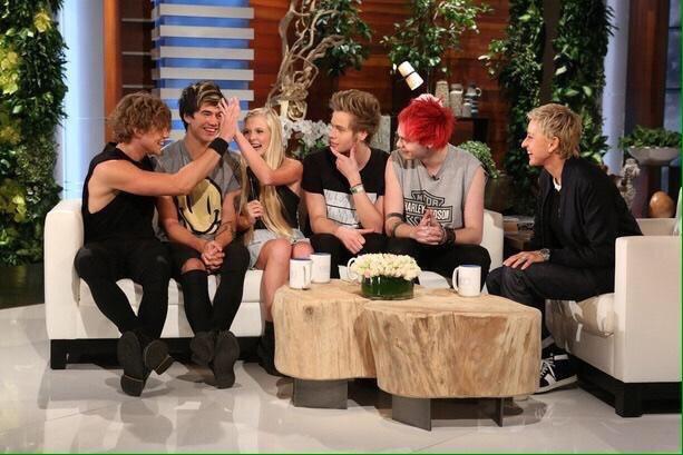 I want to be that girl so bad 😩 #cakesandwich #vote5sos