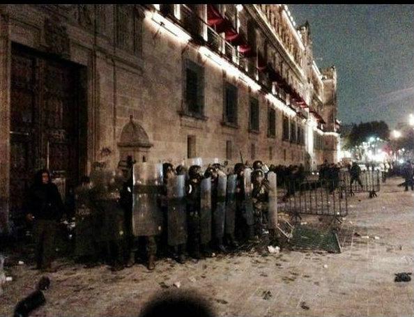 Nora_Ruvalcaba's tweet image. El "Pípila" de @EPN esperando  instrucción de "quemar" el Palacio Nacional y que granaderos se "cubran de gloria"