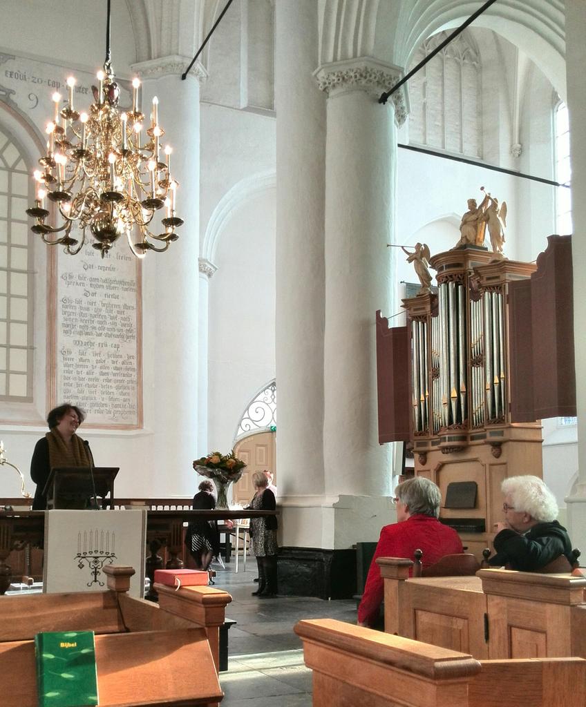 gewoonGerben's tweet photo. 40 jaar predikant betekent ook 40 jaar domineesgezin. Mooie bijdrage van dochter @Jacobine1 ovet hoe dat is. #PLdJ http://t.co/ERsMcqKxvP