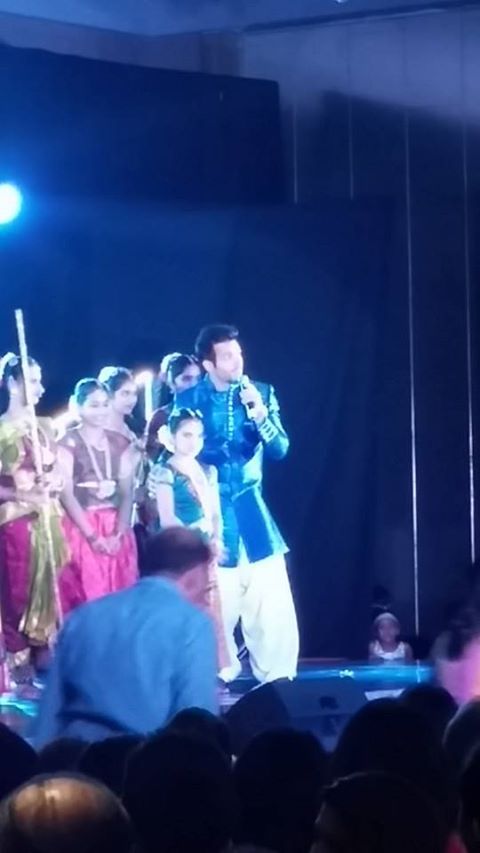 Rithvikholics's tweet image. Rithvik Dhanjani with young fans at Diwali event in Manila, Philippines
#AwesomeHost 
cr: @Pooja_AshVik