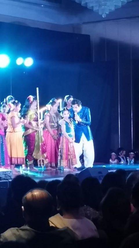 Rithvikholics's tweet image. Rithvik Dhanjani with young fans at Diwali event in Manila, Philippines
#AwesomeHost 
cr: @Pooja_AshVik