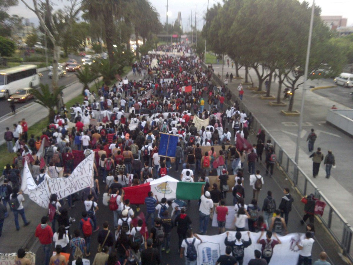 prensa_libre's tweet image. Mexicanos marchan en la capital para repudiar desaparición y posible muerte de 43 estudiantes. Foto: @NTelevisa_com