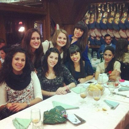 BELENDI22's tweet photo. #cumple @Lorena_mf90 !! 24 añitos!!! @sandra_Quintas !!!! 🎁🎁🎁🎁🎁🎉🎉🎉🎉🎉🎉🎉🎉🎉 http://t.co/BrDsc2bE39