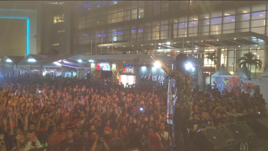 RasMuhamadRI's tweet photo. Suraaabayaaaa!!! Lion paw in the air for @indiclothingxpo !!! Pecahh!! #salam 3 thn rindu akhirnya terkabulkan. http://t.co/1gSYKASTa2