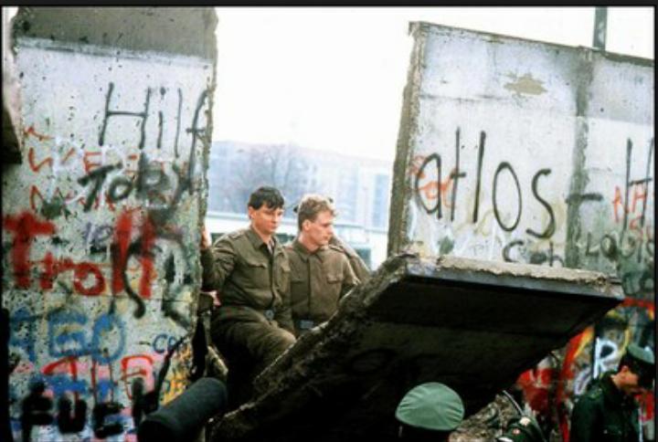 HechoHistoricos's tweet photo. Hoy se conmemoran 25 años de la caída del Muro de Berlin. http://t.co/vMdkQFVPDo
