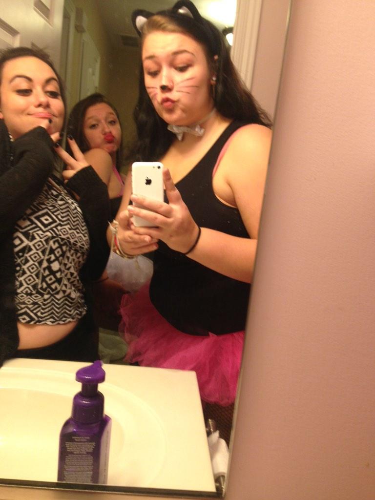 haaley_urbani's tweet photo. Ily 2 more than anything💕💙💖 #crewaf @cats4lyfeeee @ashley_babyy1 http://t.co/UNoNjzLI2z