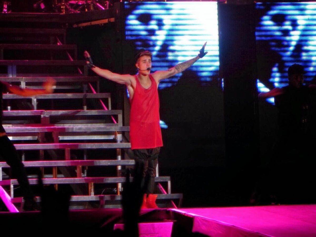 JustinyourOLLG's tweet photo. Lo que sea por volver a este dia, verte y escucharte de nuevo @justinbieber♥ #9Nov2013 #1YearOfBelieveTourInArgentina http://t.co/YNltAJWJ1m