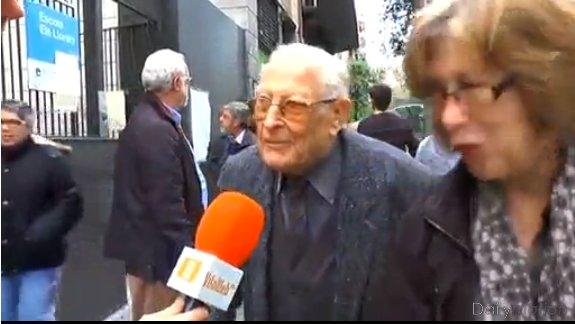 VilaWeb's tweet photo. 'Després de votar, aniré a l'enterrament de la meva dona. Votaré per ella' http://t.co/Hz5JPKDCw8 #OmplimLesUrnes http://t.co/XC9WTffRjg