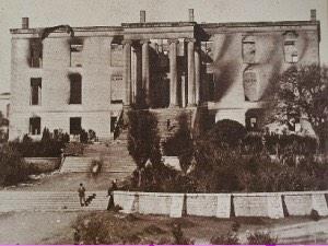 TheHistoryofTX's tweet photo. 1881 - The Texas State Capitol burned. The present Capitol replaced it in 1888. Photo credit: @austinfiredept Museum https://t.co/lnjqmnFCF9