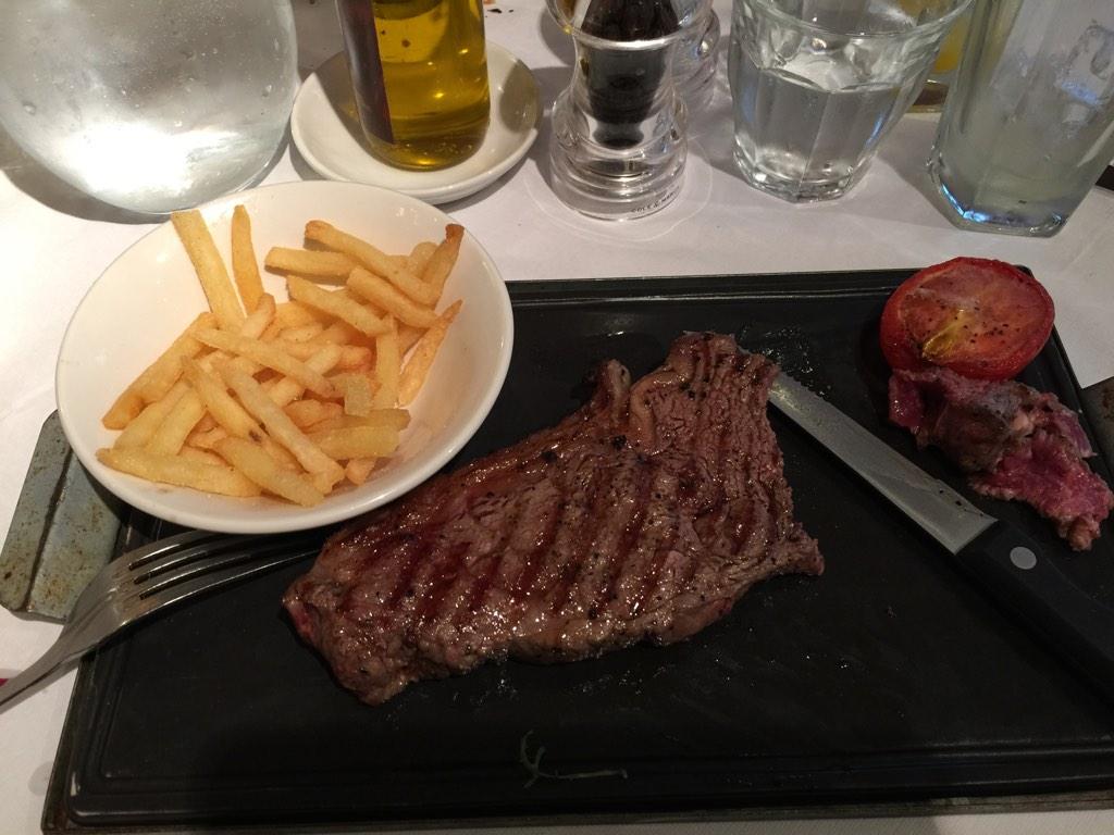 So wish the fad of serving steak on slate/fakeslate/choppingboard would end #abouttime