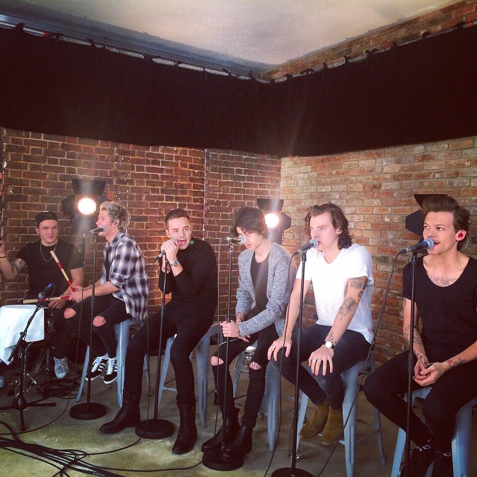 onedirection's tweet image. 30 minute warning... #FOURHANGOUT smarturl.it/1DFOURHANGOUT