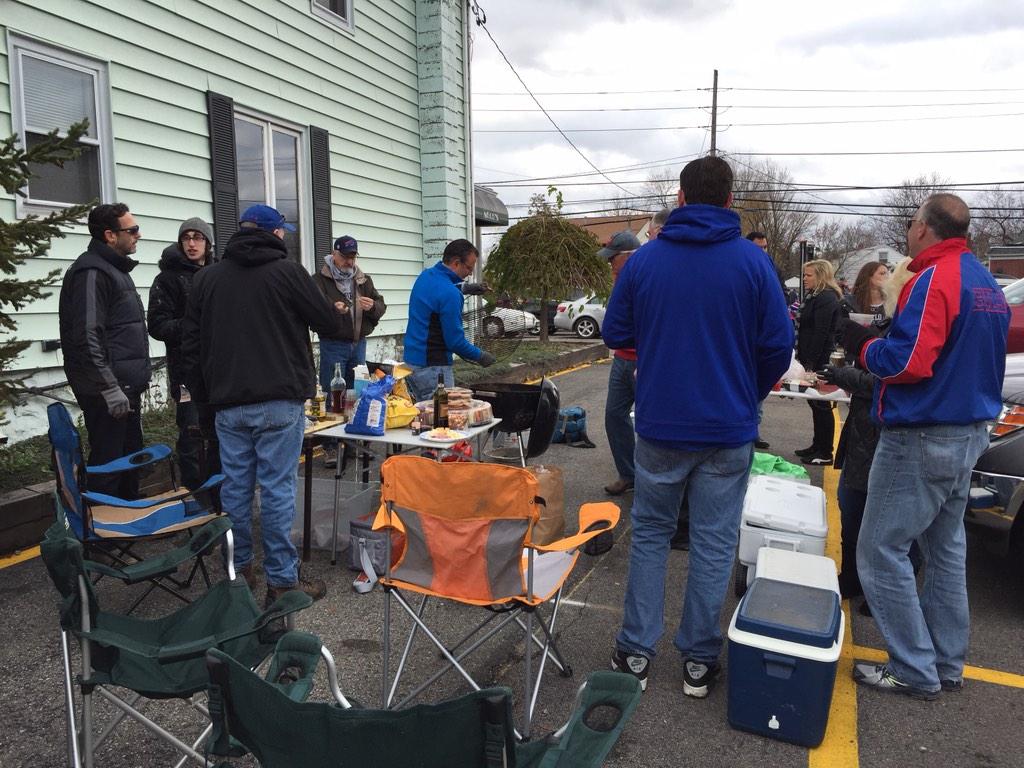 ProfLChiesa's tweet photo. Enjoying a true Buffalo experience. Tailgating at the Ralph. Go #Bills . Cold weather doesn't get in way of good time http://t.co/OWh2wn45eJ
