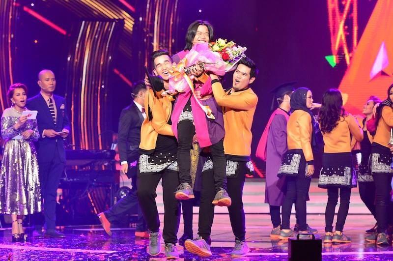 ERAdotje's tweet image. Dan Juara #AF2014 ialah #FirmanAF2014 ! Tahniah dari kami di @ERA_fm !!!

Kredit foto dari @AkademiFantasia