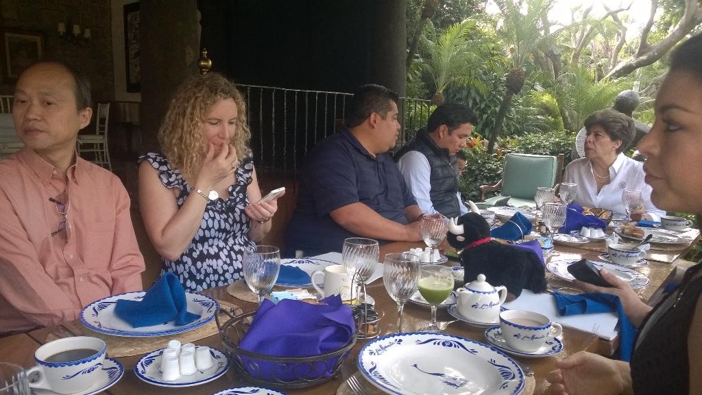 ManriquezTours's tweet photo. Desayunado en Las Mañanitas con grandes personas @MorelosEs   @YourBestReward @ConnieMorelos @SECTURMORELOS http://t.co/6wnfgN6zAP