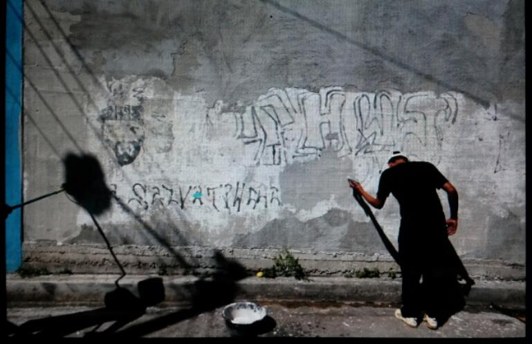 uhprensagrafica's tweet photo. Jóvenes de las comunidades San Luis 1, 2 y 3 limpian grafitis como un proceso de cambio. Foto V. Peña http://t.co/lBPE2sM1GK