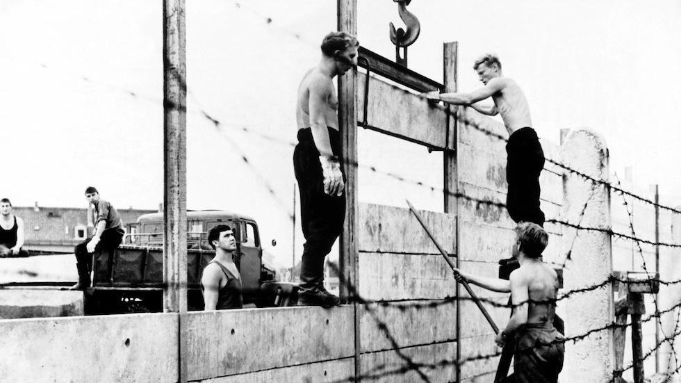 Утечка фрг. Берлинская стена 1961. Берлинская стена 13 августа 1961. Стена в Берлине 1961. Возведение Берлинской стены 1961 г.