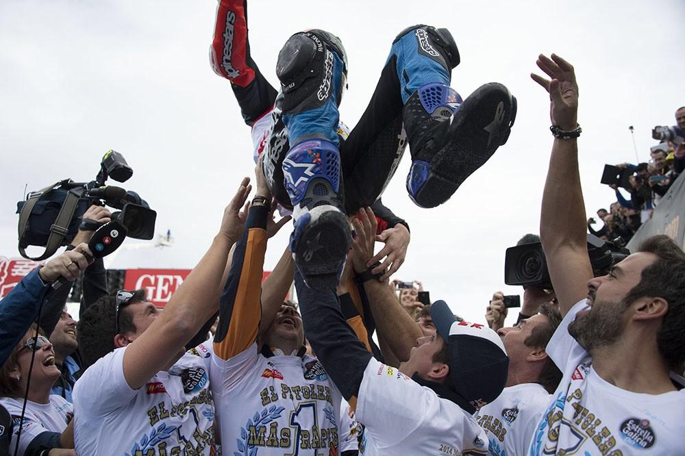 Soy el hermano más feliz del mundo! / I am the happiest brother in the world! #AlexMoto3Champ <a href="/alexmarquez23/">Alex Marquez</a>