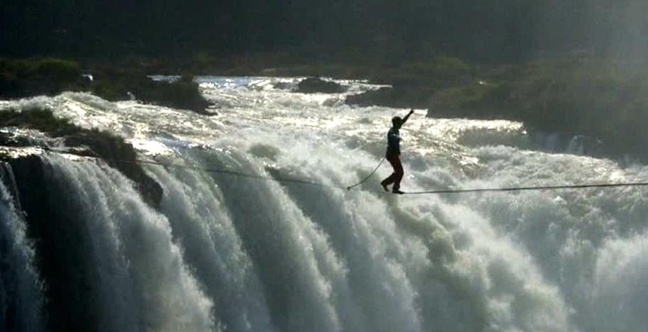 Virgiinfante's tweet photo. “Dos jóvenes cruzan las cataratas Victoria de Zimbabue haciendo 'slack line' http://t.co/X5NwGEqnHq http://t.co/OAvCB7fY3q” @JuCaGa14