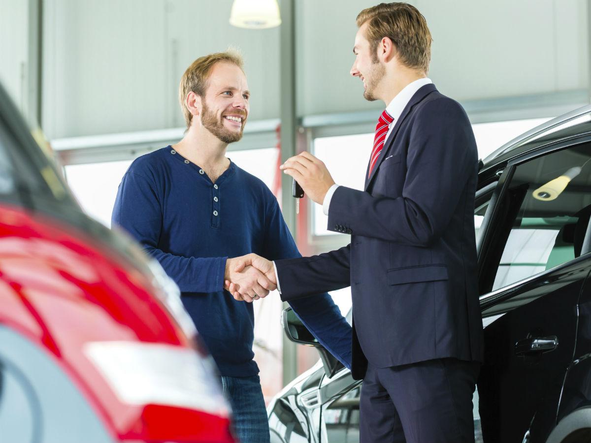 AAMCOArizona's tweet photo. In your opinion, what is the most important feature to consider when buying a new car? http://t.co/Lv2jvu7Muh
