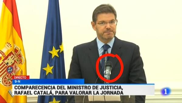 pita1917malaga's tweet photo. Ministro de justicia habla de simulacro inútil y estéril... con un micro cogido con celo #OleYOle http://t.co/4t3jM6hnpy