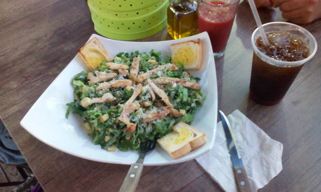 baracoacaf's tweet photo. Te provoca una ensalada para cenar ligero? Ven a Baracoa frente al paseo aeróbico. http://t.co/dVi3uehpwh