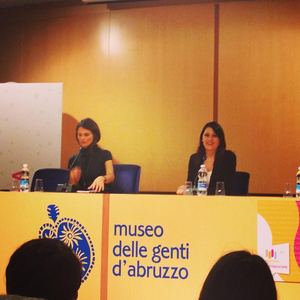SCIARRdAlesio's tweet photo. "Internet tesoro per riscoprire la buona e sana cucina"#food e #media al @PescaraFestLett con @soniaperonaci #FLA2014 http://t.co/DMy1NEBYyT