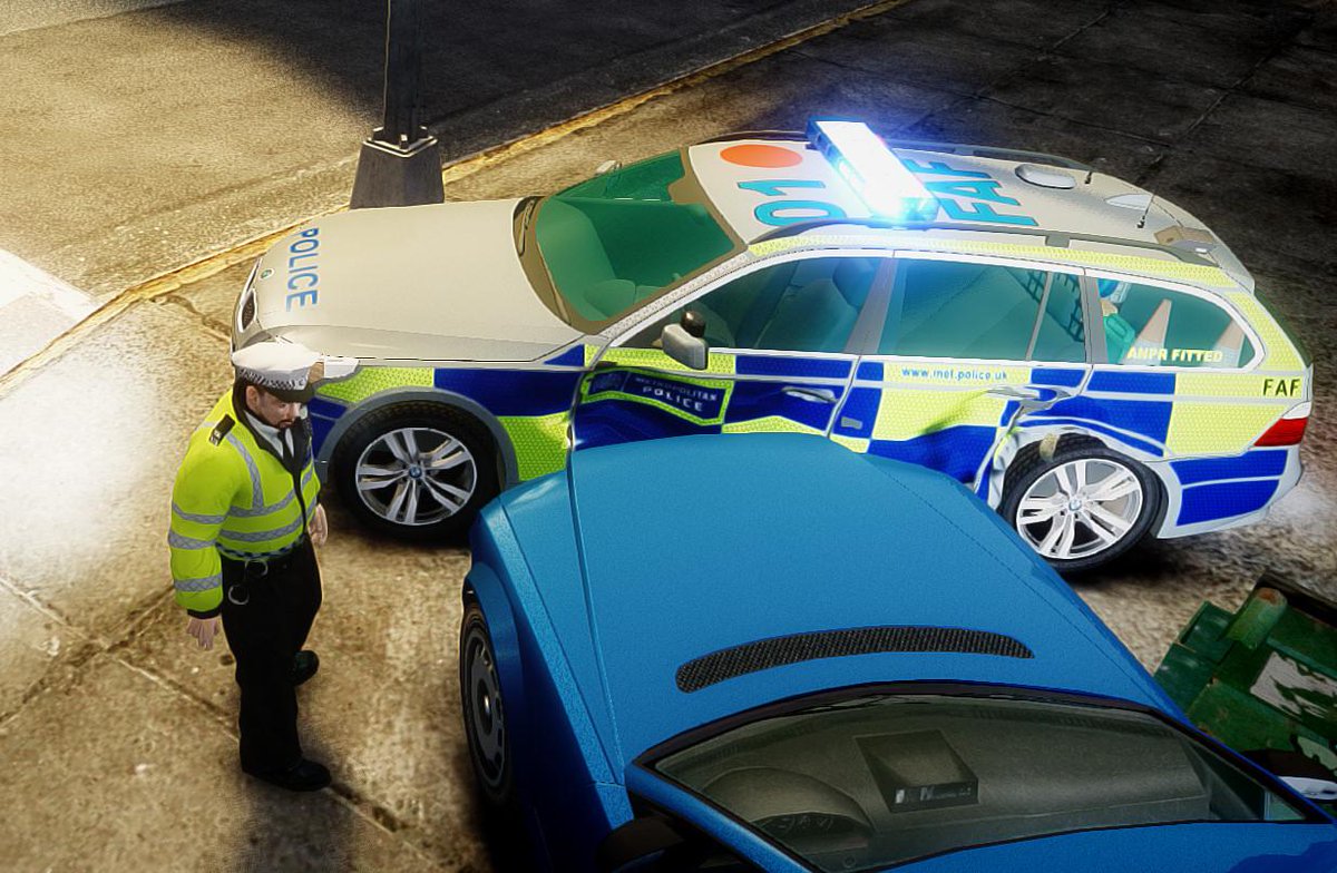 #BREAKING #London Unofficial reports of a road collision involving a Bentley and Metropolitan Police Vehicle