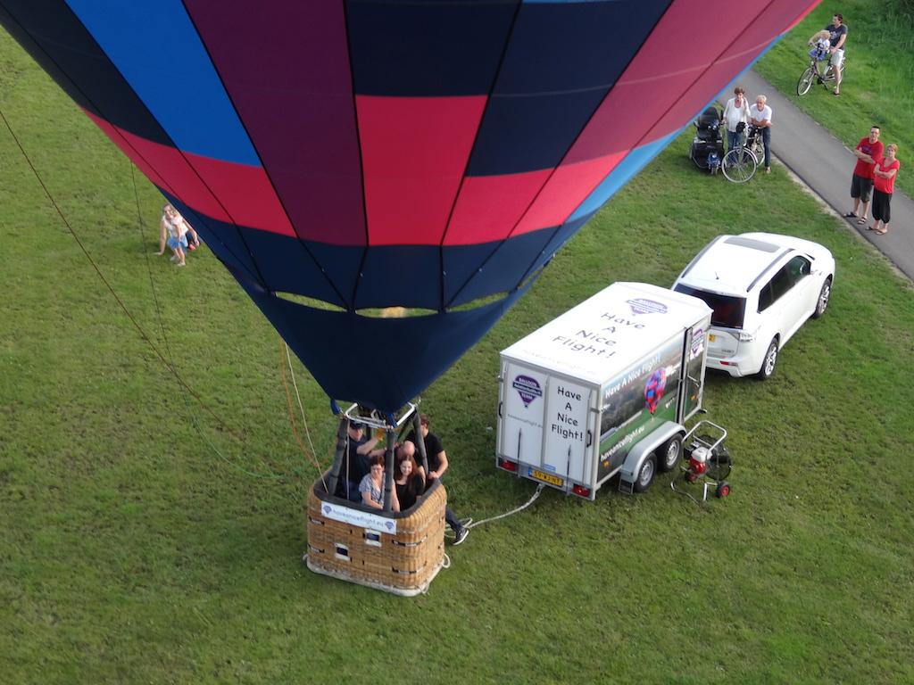 Onze Outlander PHEV doet het uitstekend als "chase vehicle" voor onze ballon! #Mitsubishi #Outlander #PHEV