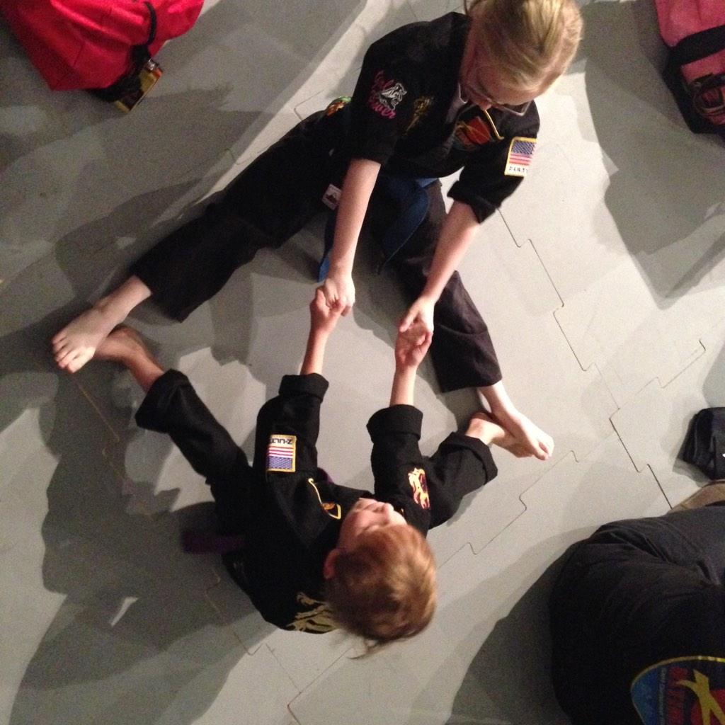 Skimmilk519's tweet photo. #zultimate PreTournament stretching #siblings #familyfun #hardwork #dedication @ZUltimateWW http://t.co/zHeez8fiuV