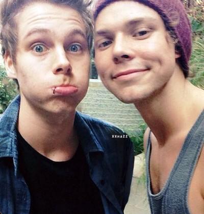 5sos__updaters's tweet photo. 5th harmony is in the lead again... SPAM GUYS #55SOSVotingHour #vote5sos - Izzy http://t.co/MybGP66Bcv