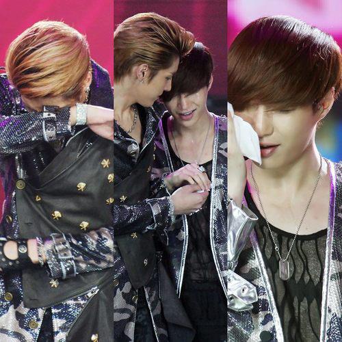 EXOs1001's tweet photo. Happy Birthday 🎉🎂 @01_wu (: http://t.co/vkvSlXaX5p