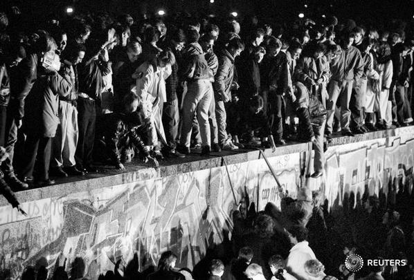 XNews's tweet image. More newsrooms sharing archival images of the fall of the Berlin Wall  #fotw25