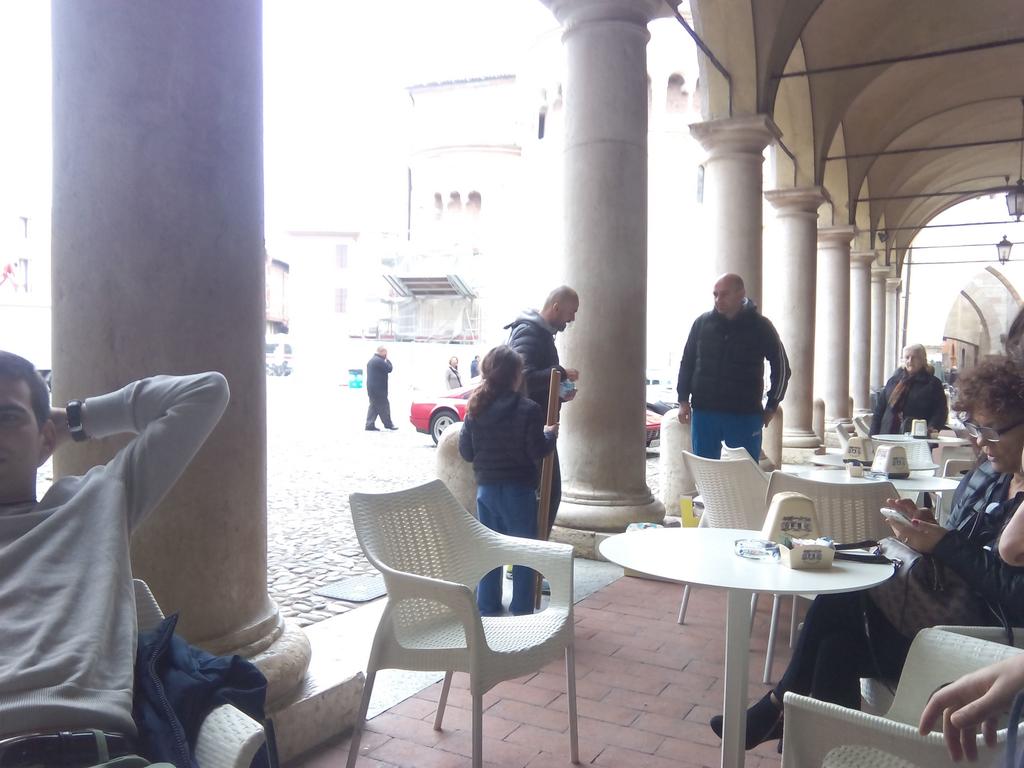 alvaroJet's tweet photo. En Modena de tranqui con algunos compadres y una resaca itálica viendolas pasar http://t.co/Y6ZkL6HgIc