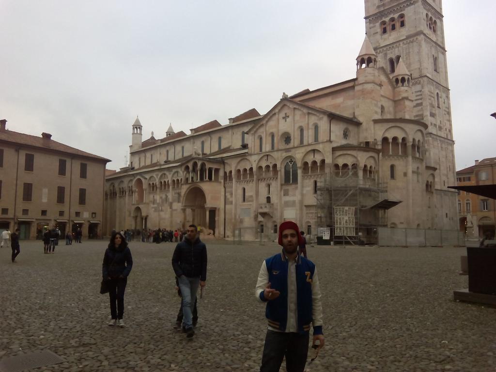 alvaroJet's tweet photo. En Modena de tranqui con algunos compadres y una resaca itálica viendolas pasar http://t.co/Y6ZkL6HgIc