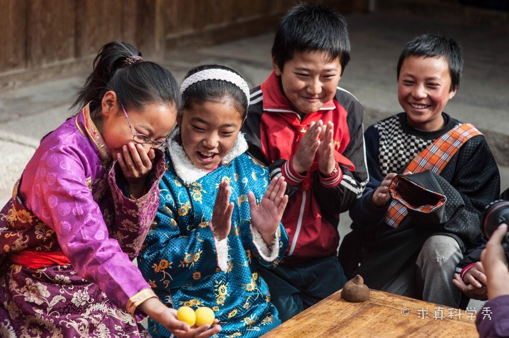 magicdaly's tweet photo. Did some magic for the Tibetan kids... http://t.co/81XCgGdDRS