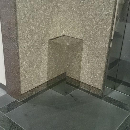 cyahanneko's tweet photo. デパートのエレベータ横にあるステンレスのゴミ箱が、光学迷彩化している…。 http://t.co/INwWJgU6je