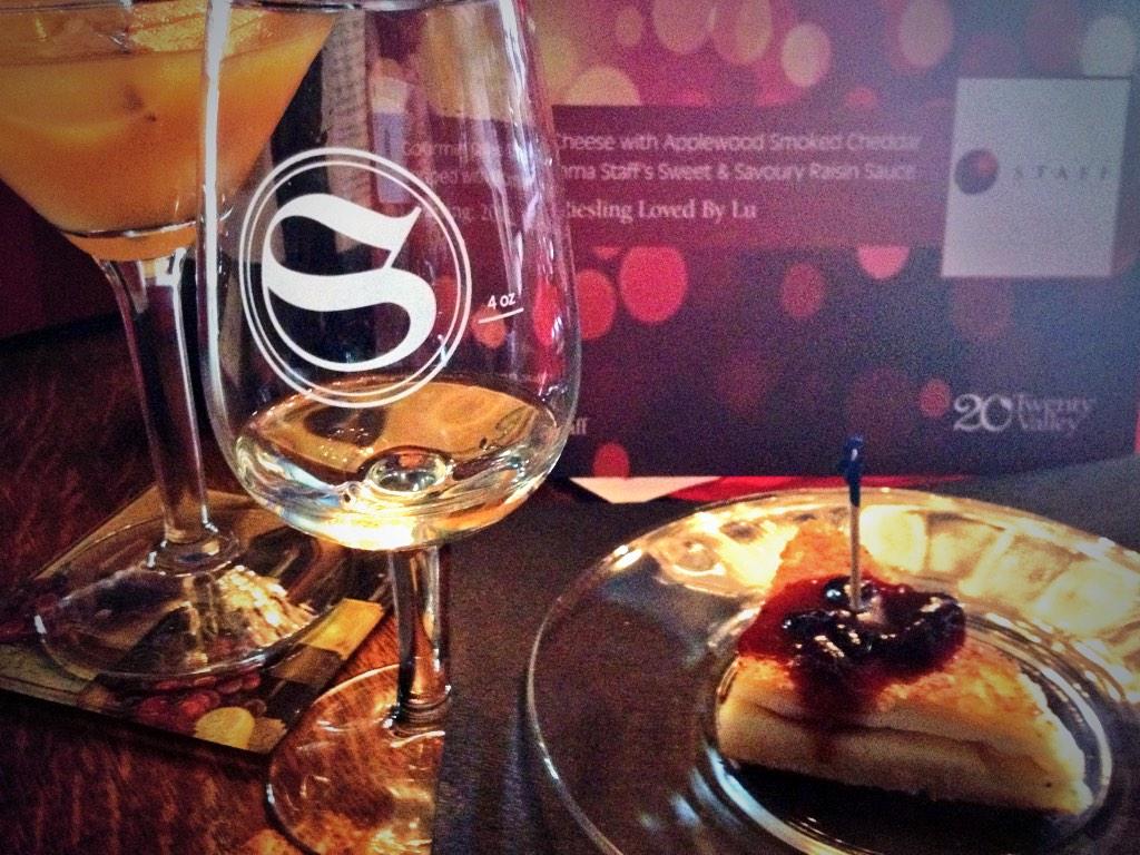CooperRSmith's tweet photo. #GrilledCheese @SueAnnStaff @20ValleyWine @WineCountryOnt #WrappedUp2014 #nomnomnom #wine Brix Approved http://t.co/VdYGfojQQo