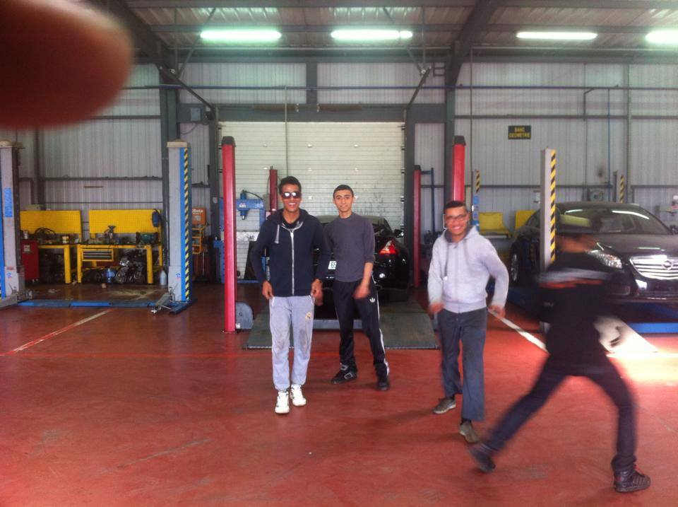 OLyaazale's tweet photo. with friends in workshop http://t.co/gVxvEm2M2S