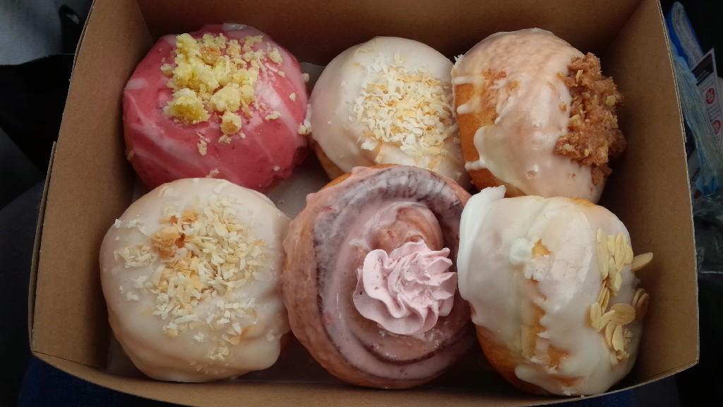 MrsHigyHigerson's tweet photo. 1st time to @debrodniksdonut pop up stand!Thanks @rsambroo for the heads-up! Jealous @pmhutchi? #ihaveadonutproblem http://t.co/oznPRmuwB2